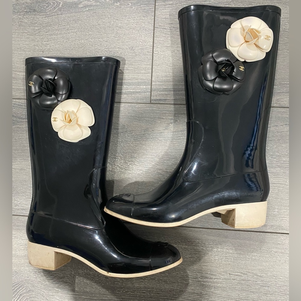 ✨🖤Authentic CHANEL Rainboots✨🖤